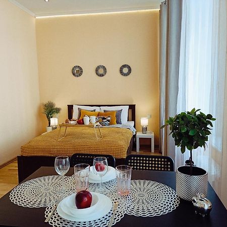 Centrally Located Studio Apartment Riga Buitenkant foto