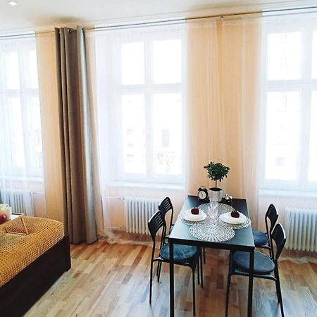 Centrally Located Studio Apartment Riga Buitenkant foto