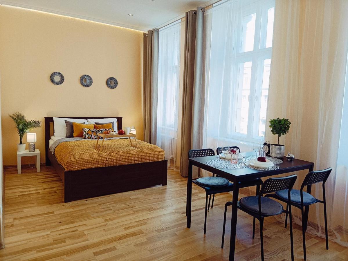 Centrally Located Studio Apartment Riga Buitenkant foto